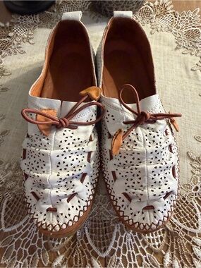 Women’s Lemon Lime White Moccasin Like Shoes Lace Up Outdoor Outsoles EUC 38/7